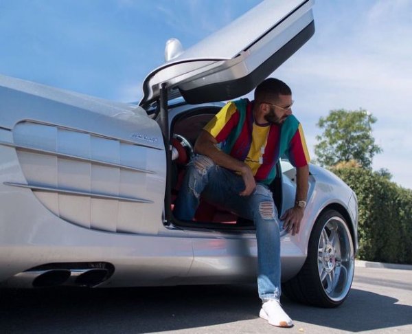 Това бижу е направено само в 75 броя и е посветено на великия пилот Стърлинг Мос. Двигателят V8 с мощност 650 к.с. ускорява до 100 км/ч за 3,5 секунди, а максималната скорост е 350 км/ч. Stirling Moss SLR се продава само на избрани клиенти, които за да го имат, трябва вече да притежават базов McLaren SLR.